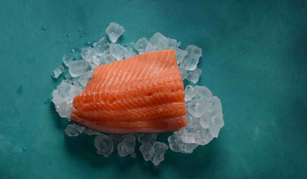 Lachsseite auf einem Bett aus Eiswürfeln