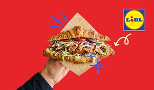 Lidl Döner Croissant in einer Hand mit Lidl Logo