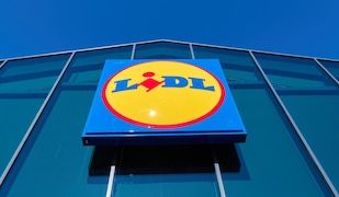 Lidl Logo vor blauem Himmel von unten fotografiert