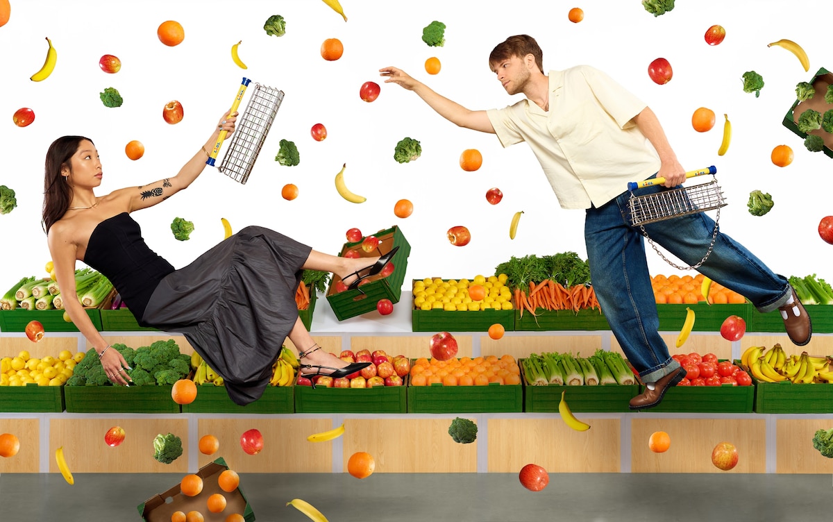 Lidl Nik Bentel Trolley Bag wird von zwei Menschen getragen