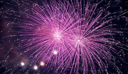 rosfarbenes Feuerwerk