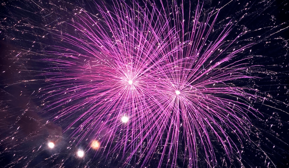 rosfarbenes Feuerwerk