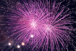 rosfarbenes Feuerwerk