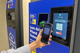 Digitaler Pfandbon wird mit Handy abgescannt