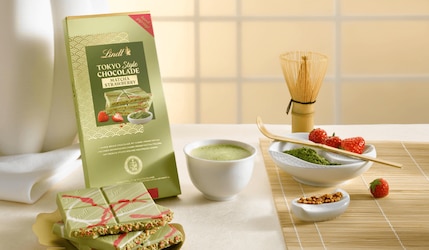 Limitierte Lindt Tokyo Style Matcha Strawberry Chocolade in der Küche abgebildet