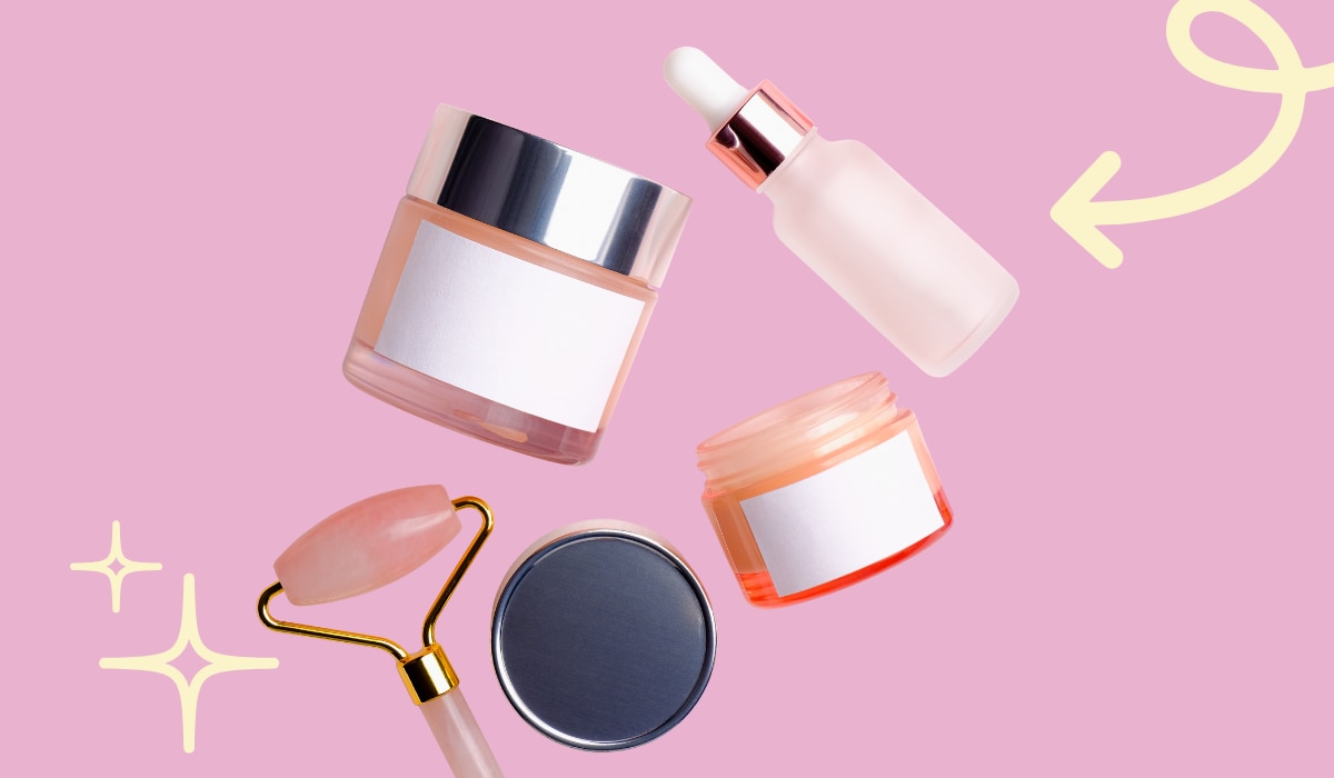 Beauty Produkte auf rosa Hintergrund