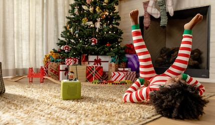 Mädchen hört tonies in weihnachtlich geschmücktem Zimmer