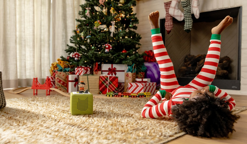Mädchen hört tonies in weihnachtlich geschmücktem Zimmer
