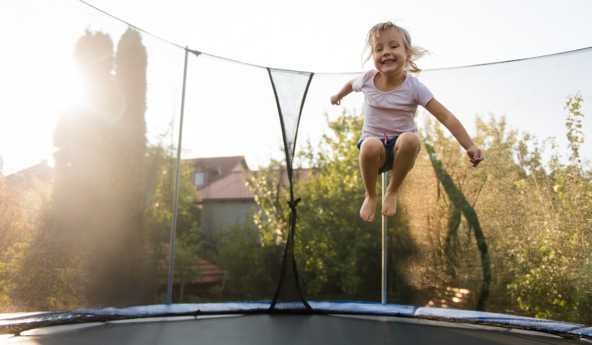 Mädchen springt auf einem trampolin