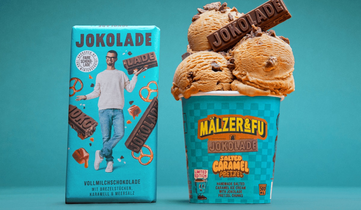 Mälzer&Fu x Jokolade Limited Edition 2024 in einem Becher vor blauem Hintergrund