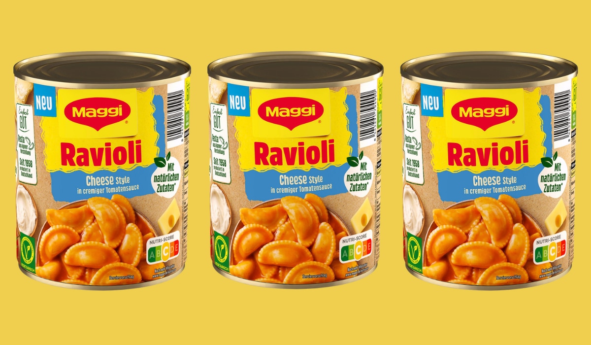 Maggi Ravioli Cheese Style Produktshots vor gelbem Hintergrund