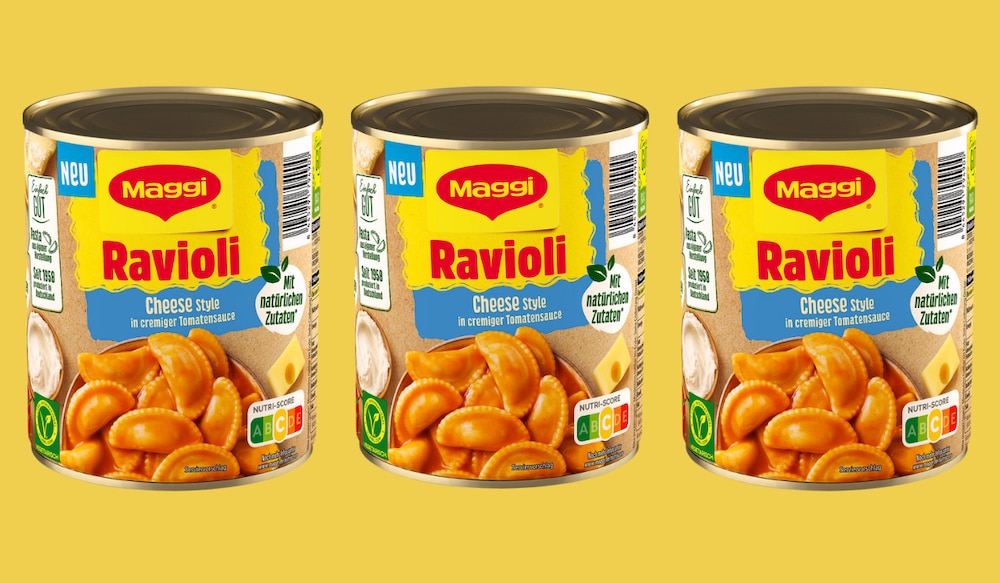 Maggi Ravioli Cheese Style Produktshots vor gelbem Hintergrund