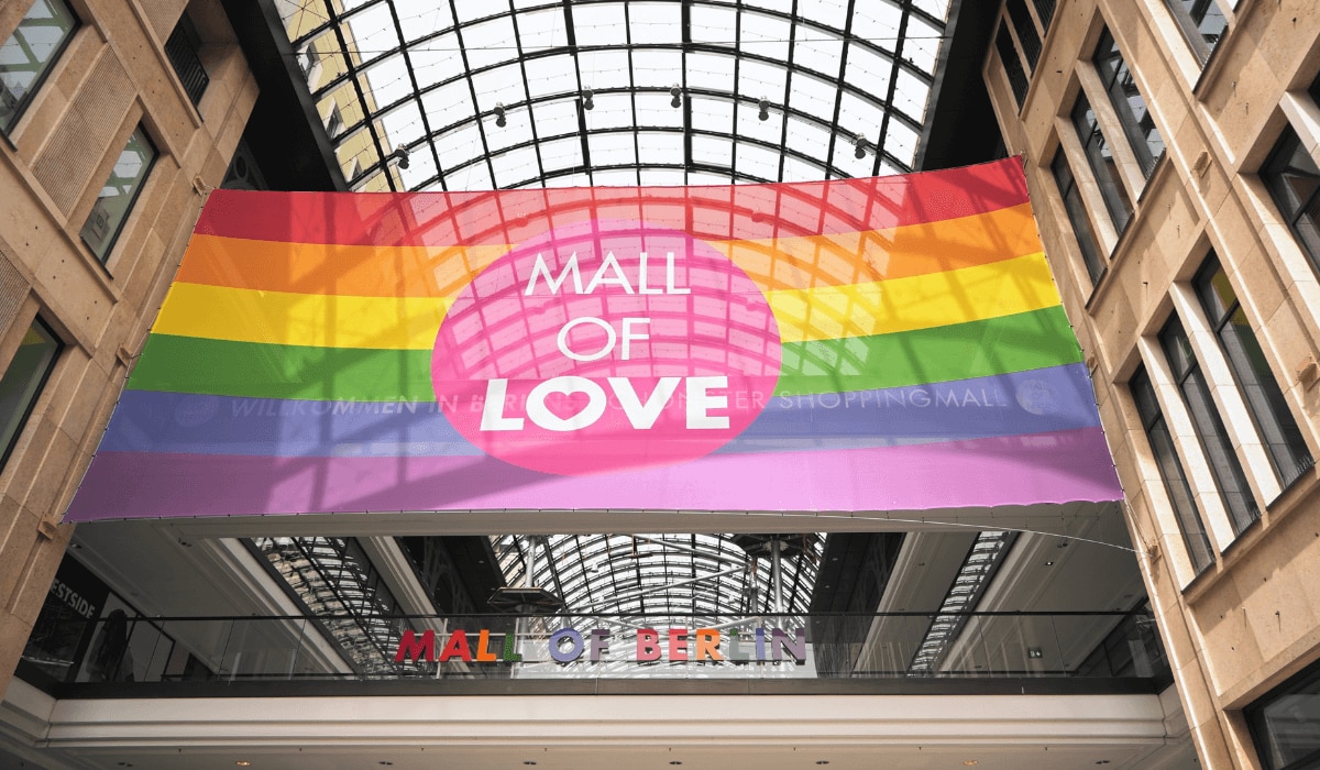 Mall of Love Flagge in der Mall of Berlin.png