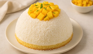 Aktueller Artikel zu Künstlicher Weihnachtsbaum Mango-Kokos-Kuppeltorte: Tropischer Tortentraum für besondere Anlässe