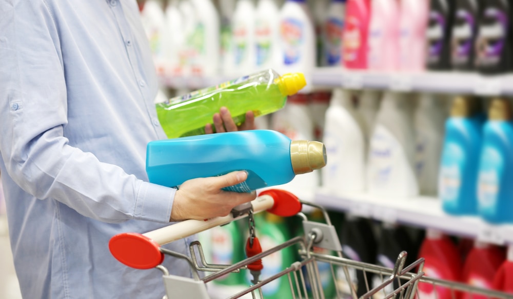 Mann kauft in einem Supermarkt Waschmittel