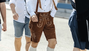 Mann trägt Lederhose auf dem Oktoberfest