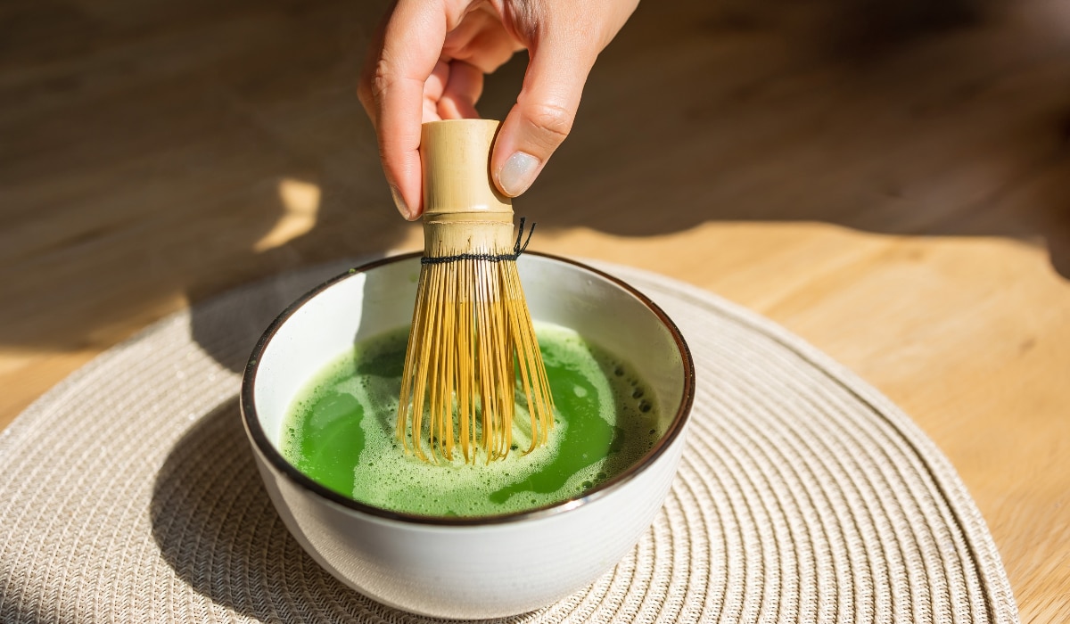 Matcha Besen wird in einer Schale Matcha benutzt