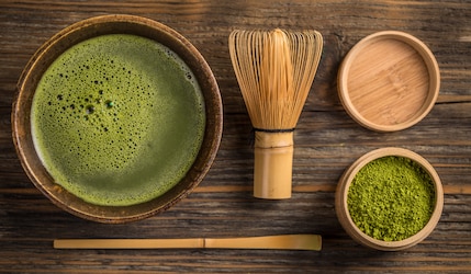 Matcha Set mit Matcha, Matcha Pulver und einem Matcha Besen in der Mitte