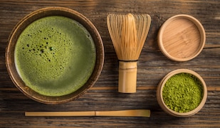 Matcha Set mit Matcha, Matcha Pulver und einem Matcha Besen in der Mitte