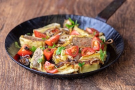 Maultaschen-Pfanne mit Zwiebeln und Tomaten