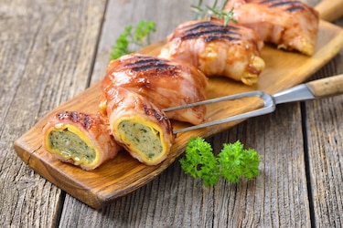 Aufgeschnittene Maultaschen im Speckmantel