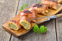 Aufgeschnittene Maultaschen im Speckmantel