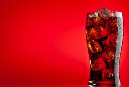 McDonald's Coca-Cola® Gläser 2024: Limitiertes GLOW IN THE DARK Glas sichern!