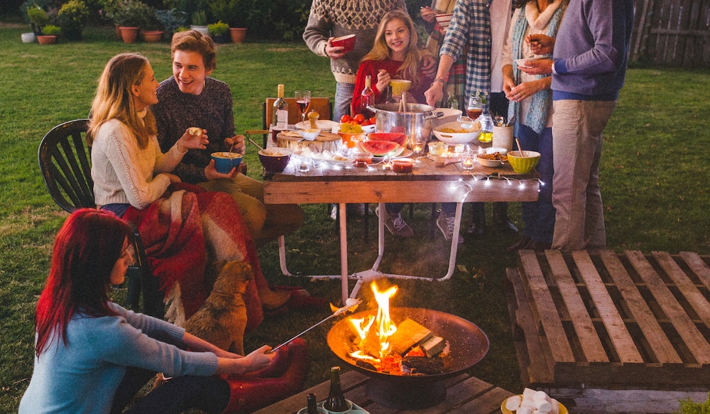 Menschen feiern eine Gartenparty