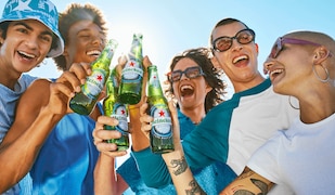 Menschen mit Heineken feiern zur UEFA Champions League