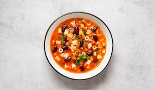 Minestrone Suppe in einer Schüssel