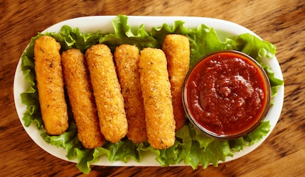 Mozzarella-Sticks mit Chili-Dip