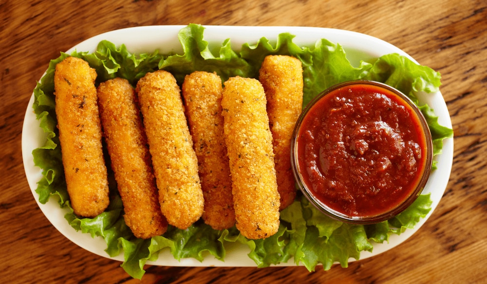 Mozzarella-Sticks mit Chili-Dip