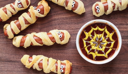 Mumien Würstchen auf einem Brett mit Dip