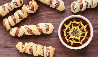Schaurig-schöne Würstchen Mumien: Das Fingerfood Rezept für Halloween! Schaurig-schöne Würstchen Mumien: Das Fingerfood Rezept für Halloween!