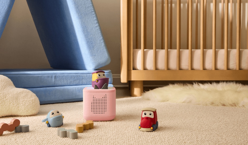 Rosa Toniebox 2 mit My First Tonies Reise Set auf beigem Teppich