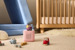 Rosa Toniebox 2 mit My First Tonies Reise Set auf beigem Teppich