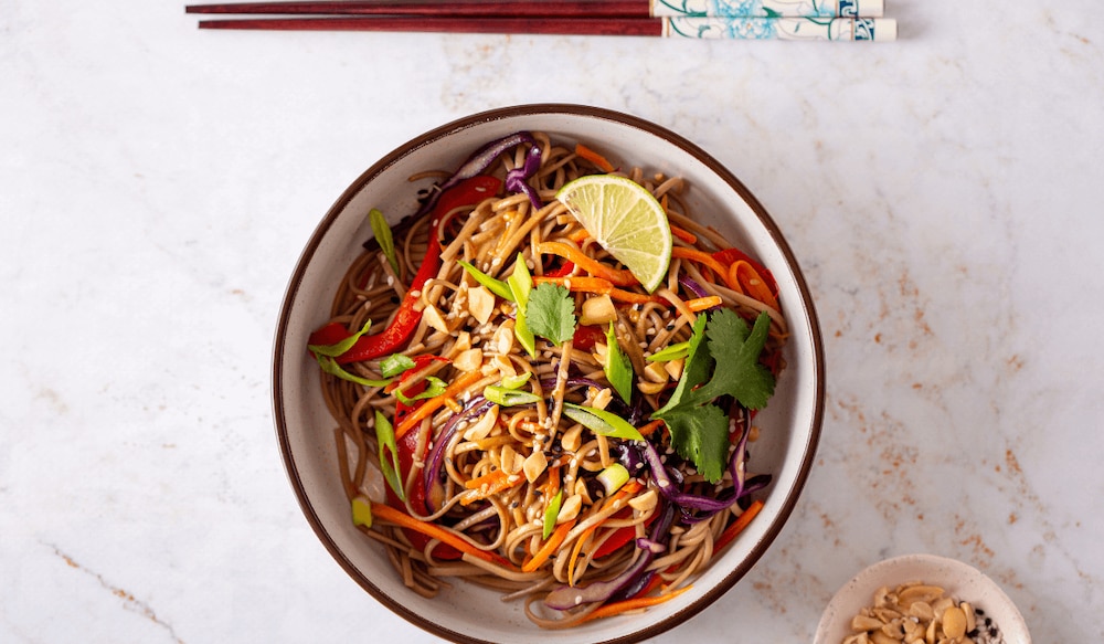 Rezept für Nudelsalat mit Erdnussdressing 