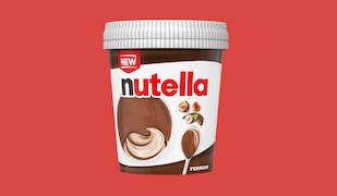 Nutella Eis im Becher vor rotem Hintergrund