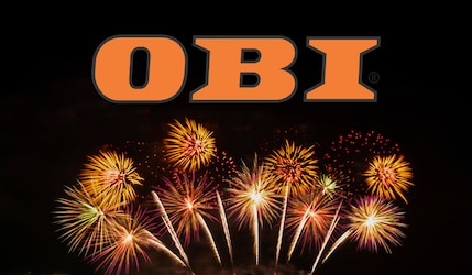 OBI Logo mit Feuerwerk an einem Nachthimmel