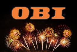 OBI Logo mit Feuerwerk an einem Nachthimmel
