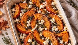 Ofenkürbis mit Feta in einer weißen Aufflaufform