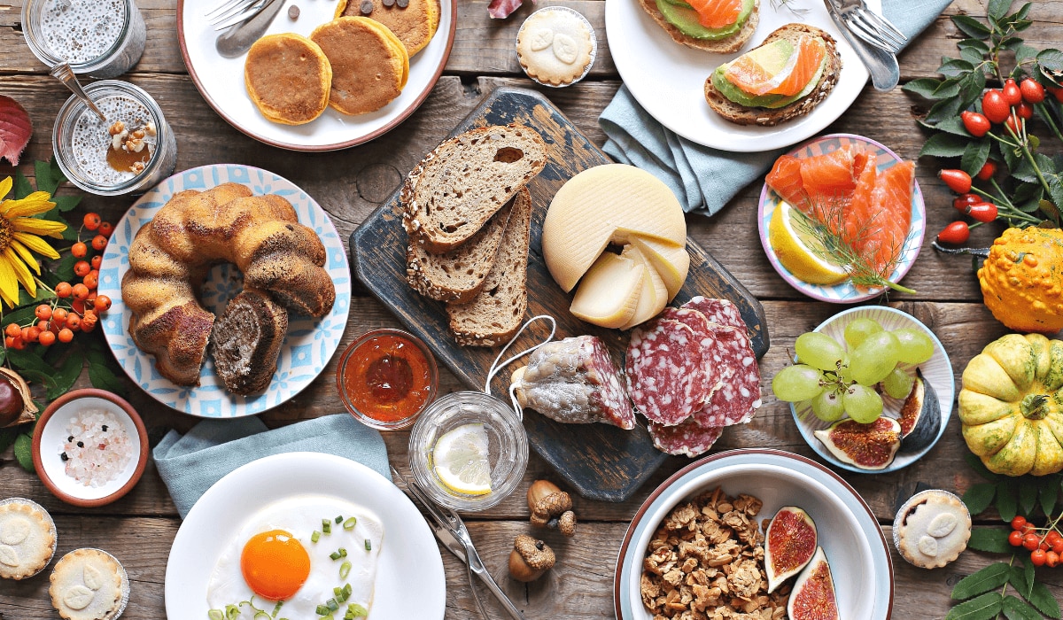 Gedeckter Osterbrunch-Tisch