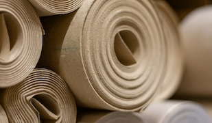 Packpapierrollen übereinander gestapelt