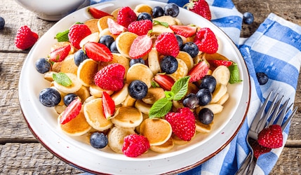 Pancake Cereals in einer Schüssel mit Beeren