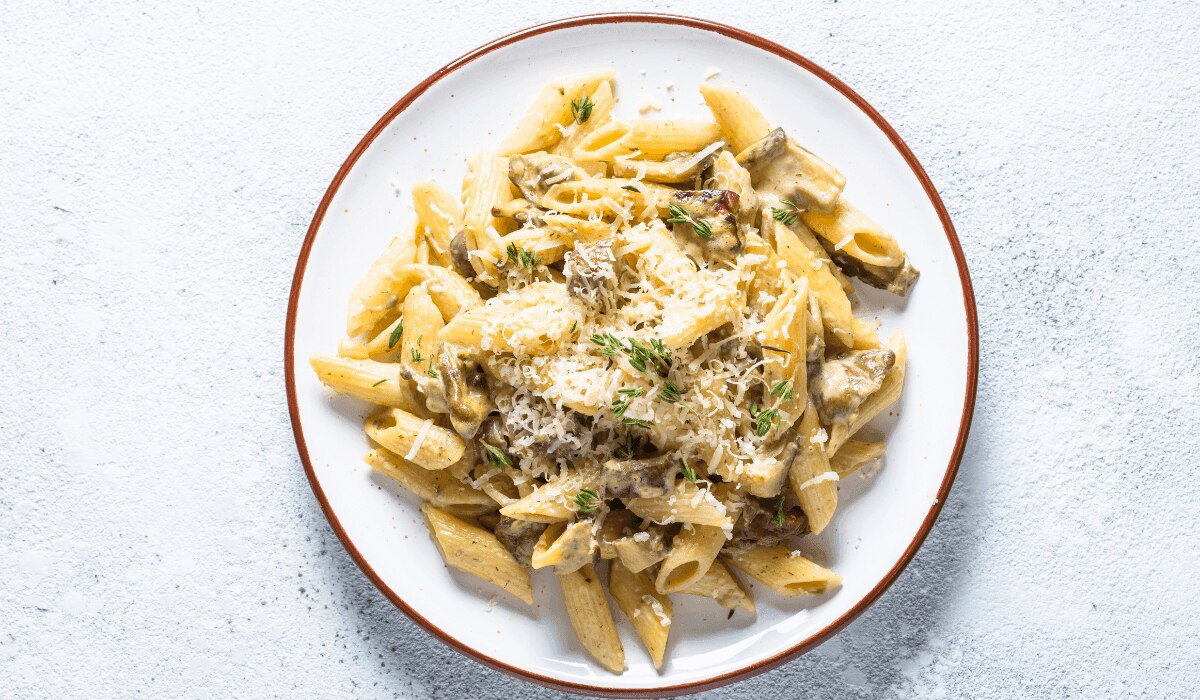 Pasta Bolognese Bianco auf einem Teller