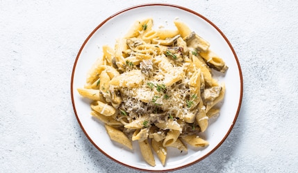 Pasta Bolognese Bianca auf einem Teller angerichtet