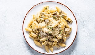 Pasta Bolognese Bianca auf einem Teller angerichtet