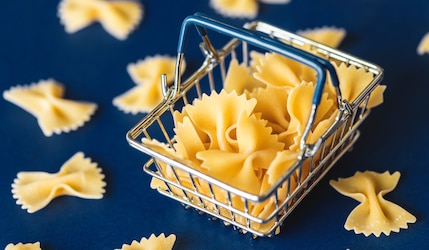 Pasta in einem Einkaufskorb.