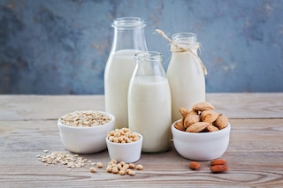 Warum kosten Pflanzendrinks mehr? Diese Petition von Rewe, Oatly, Berief & Vly will das jetzt ändern