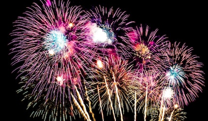 Pinkes Feuerwerk am dunklen Nachthimmel